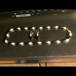 14k yellow gold set with black stone& white pearl.